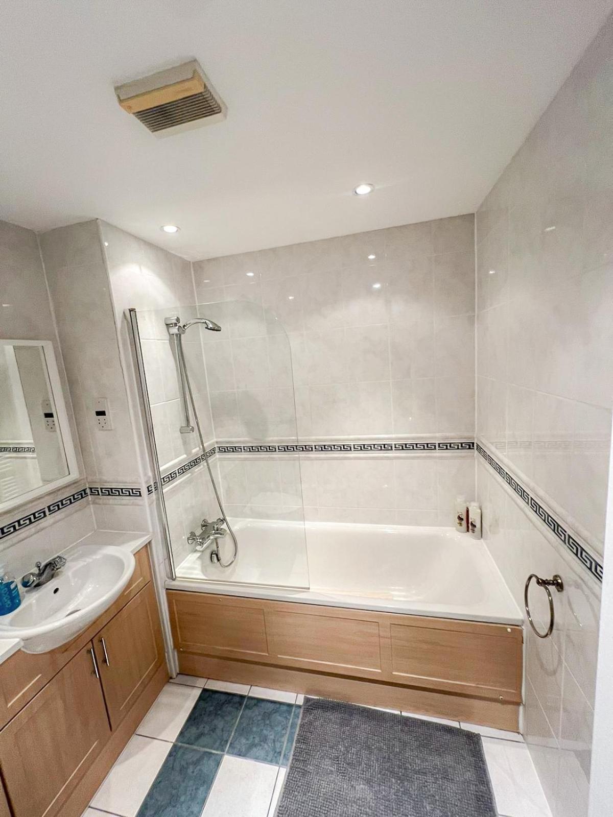 Apartament 3 Bedroom Flat With Free Secured Parking In Borough Near The Shard, Bermondsey Londra