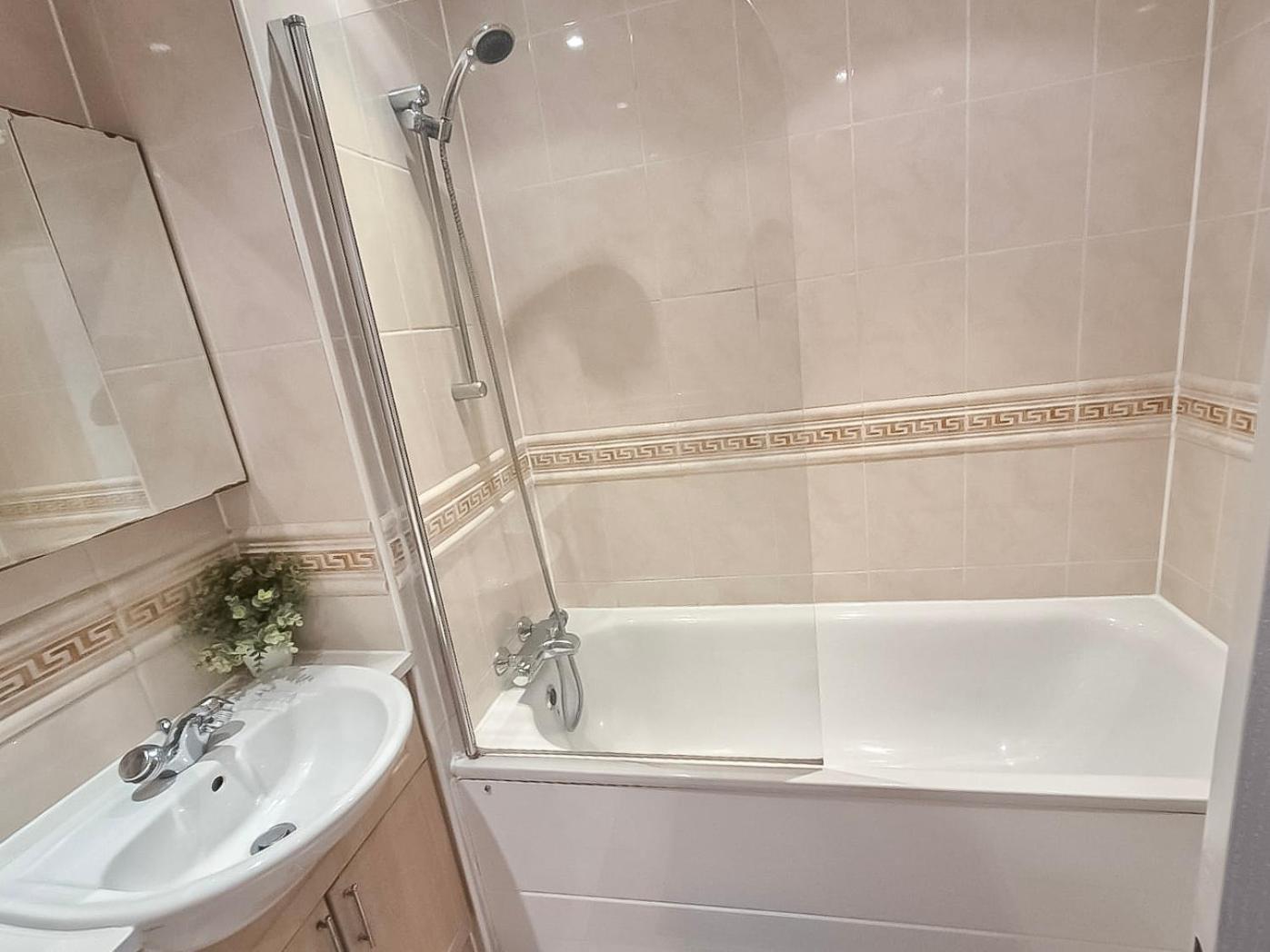 Apartament 3 Bedroom Flat With Free Secured Parking In Borough Near The Shard, Bermondsey *