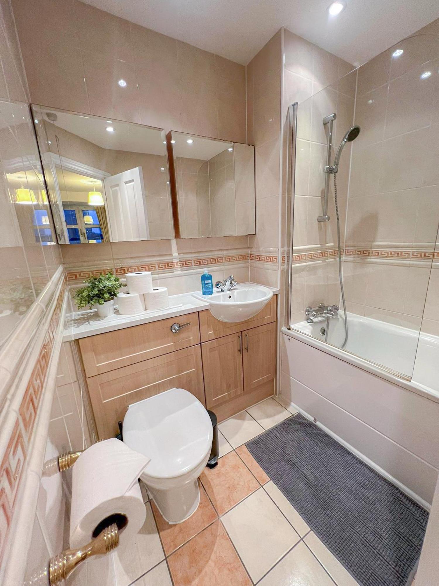 3 Bedroom Flat With Free Secured Parking In Borough Near The Shard, Bermondsey Apartament Londra